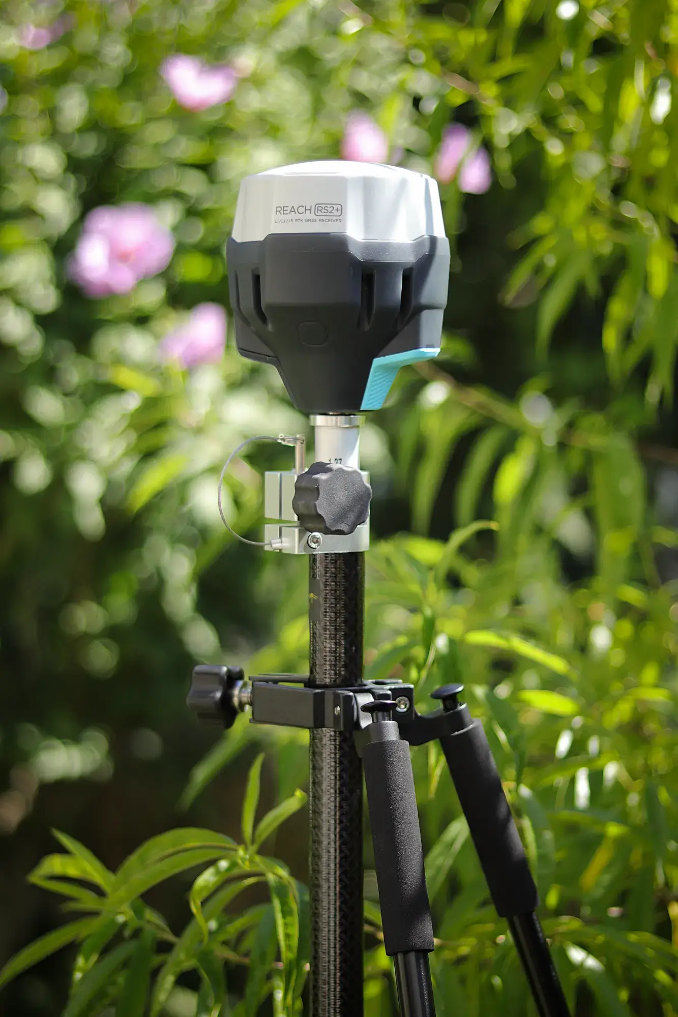 Récepteur GNSS RTK Emlid Reach RS2+ sur canne, utilisé pour géoréférencer un relevé par photogrammétrie drone