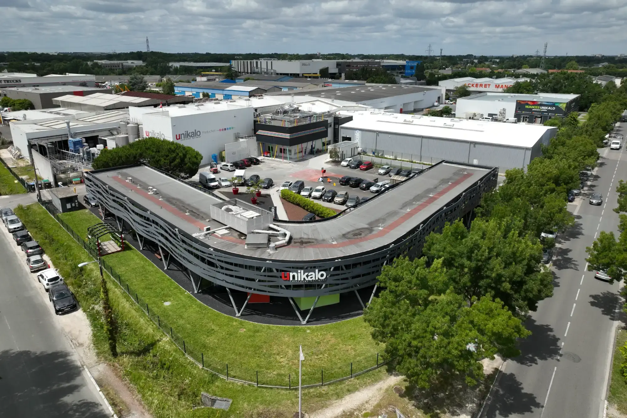 Vue aérienne par drone d’un site industriel en Gironde pour la communication d’entreprise