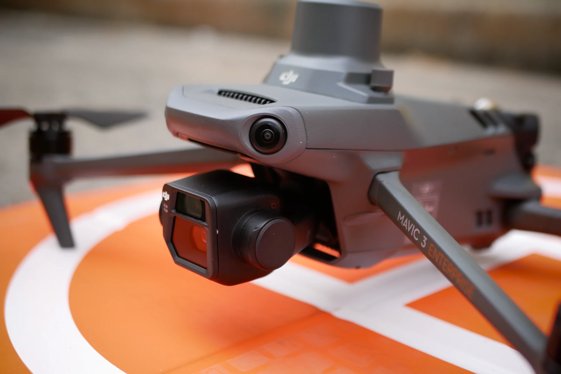 Gros plan du DJI Mavic 3 Enterprise et de sa nacelle grand-angle et téléobjectif, posé au sol avant le vol