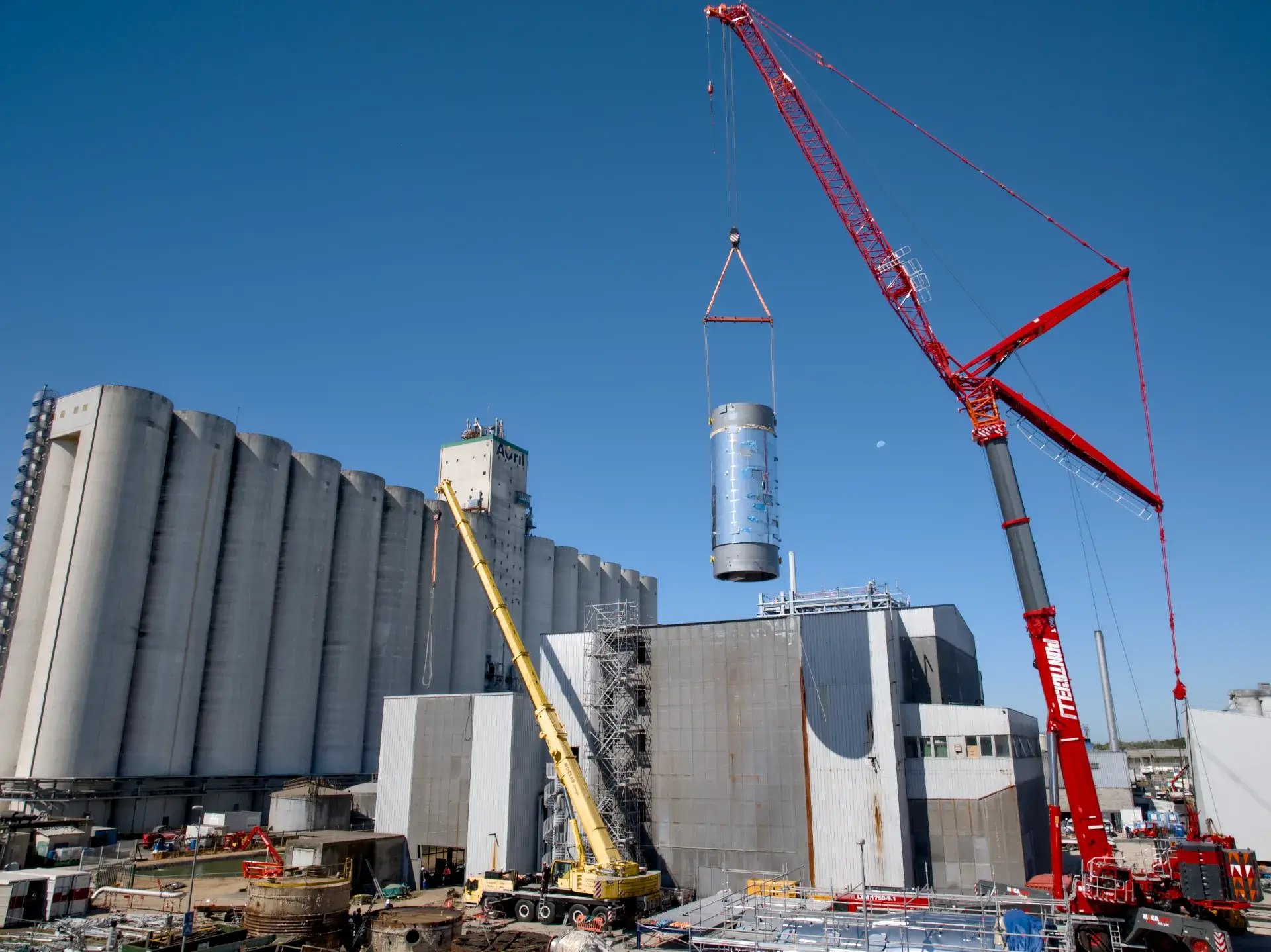 Levage exceptionnel à la grue de 800 tonnes filmé par drone sur le site Saipol de Bassens