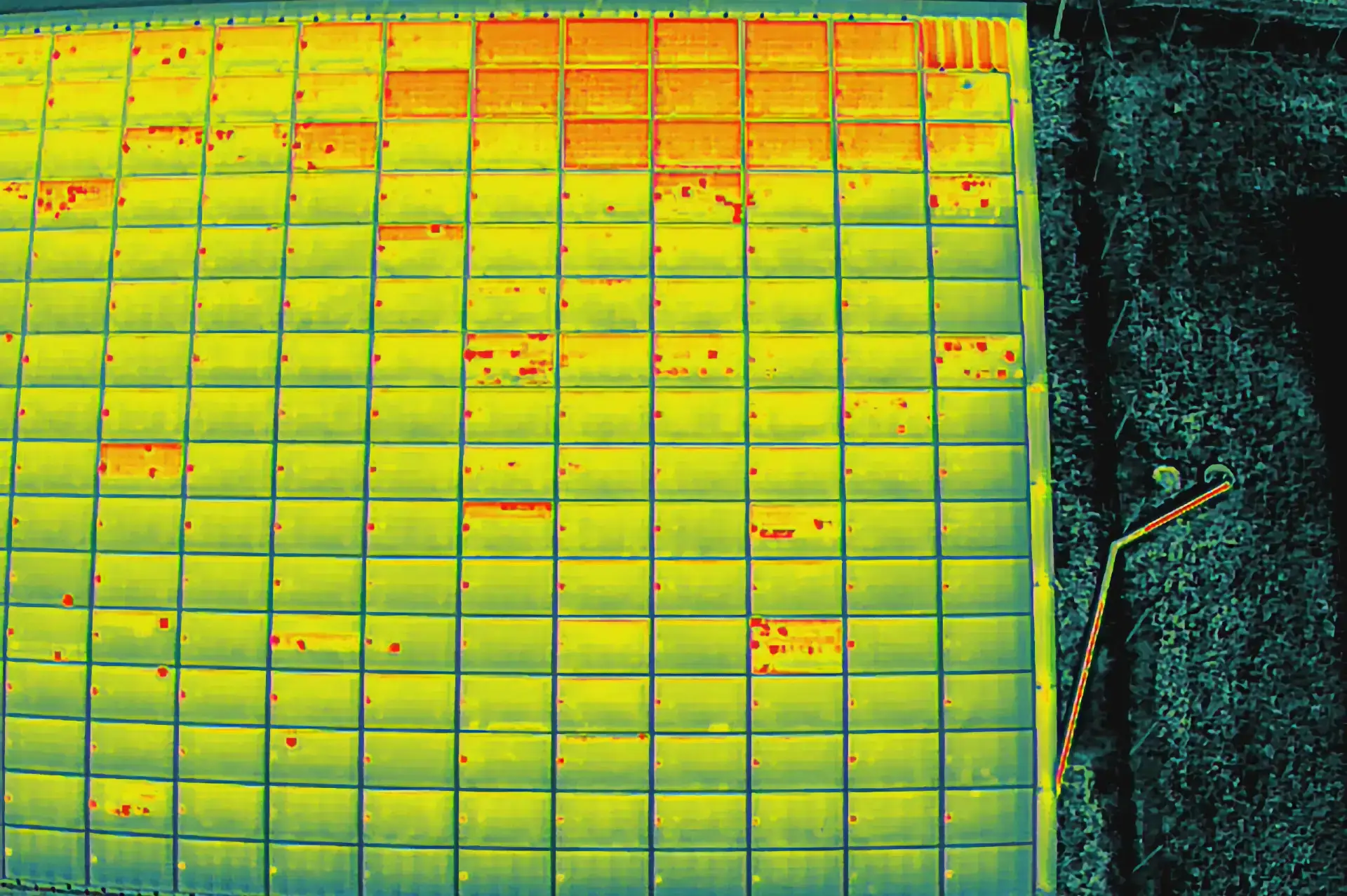 Thermographie par drone après grêle révélant des points chauds et un string défectueux